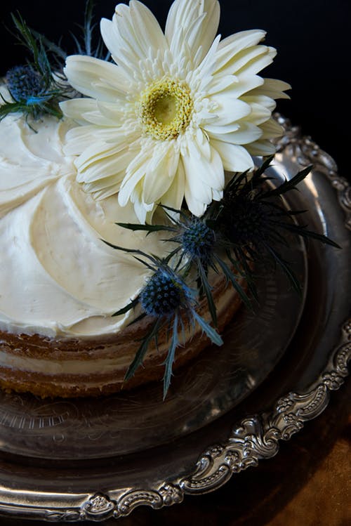 edible flowers cake